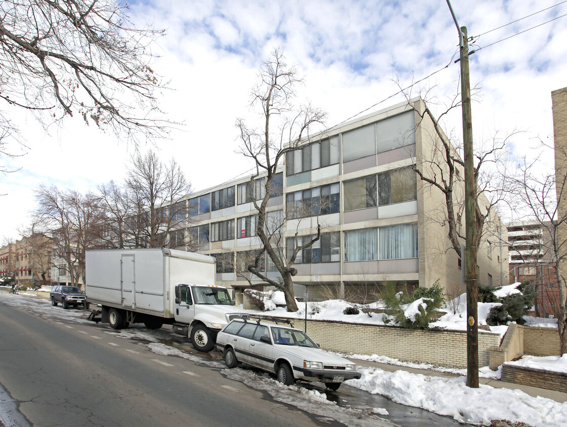 Building Photo - Royal Oak