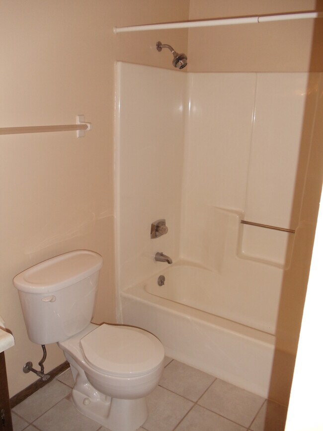 Bath with Tub Surround - 6030 W Armour Ave