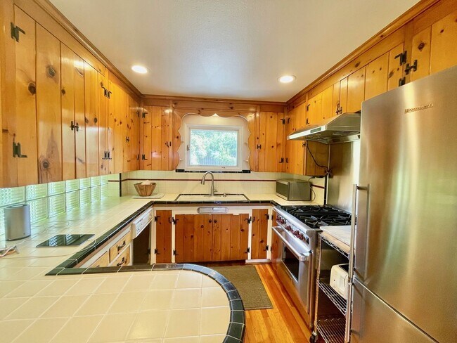 Foto del edificio - Charming  home on quiet street, great loca...