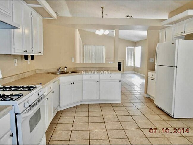 Bright Kitchen with all appliances including Dishwasher - 5379 Walton Heath Ave