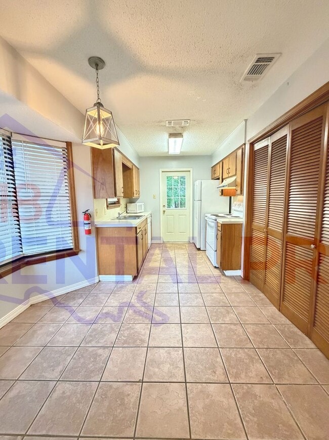 Building Photo - 925/927 Sybil Dr