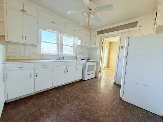 Building Photo - 609 S Taylor Ave