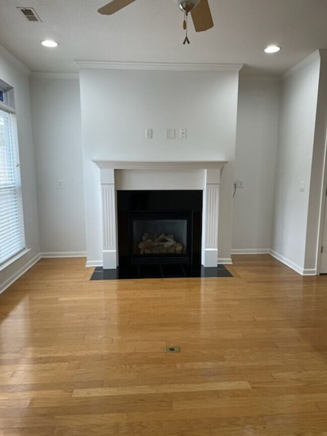 Building Photo - Emmyllie Ct- 130/132