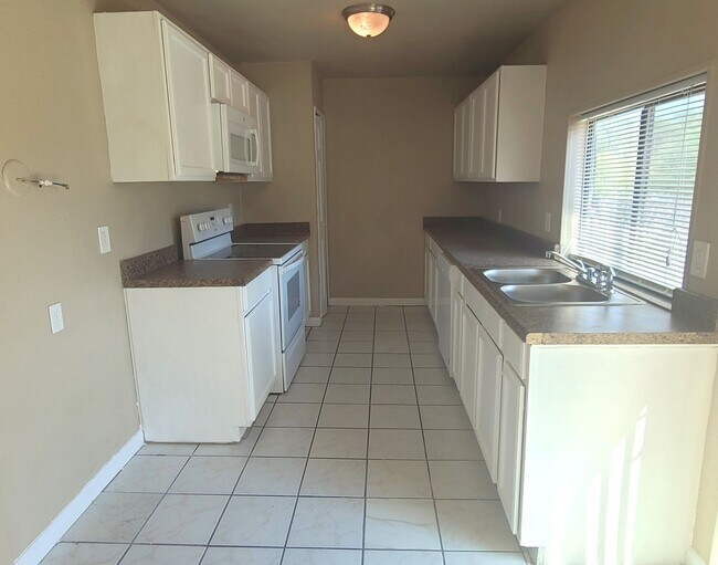 Foto del edificio - MOVE IN READY- Desoto-Single story three b...