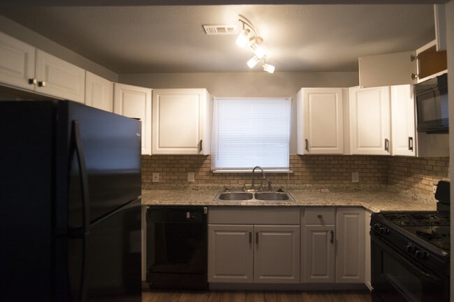 Building Photo - 1st Month Free! BEAUTIFUL 4 bed/3 bath home, Near Downtown!!