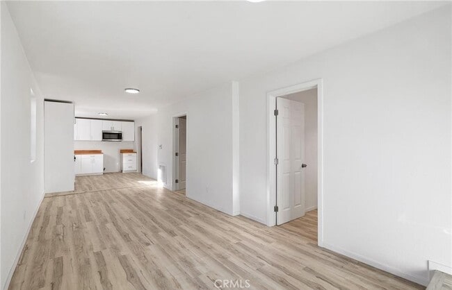 Building Photo - 819 N Hicks Ave