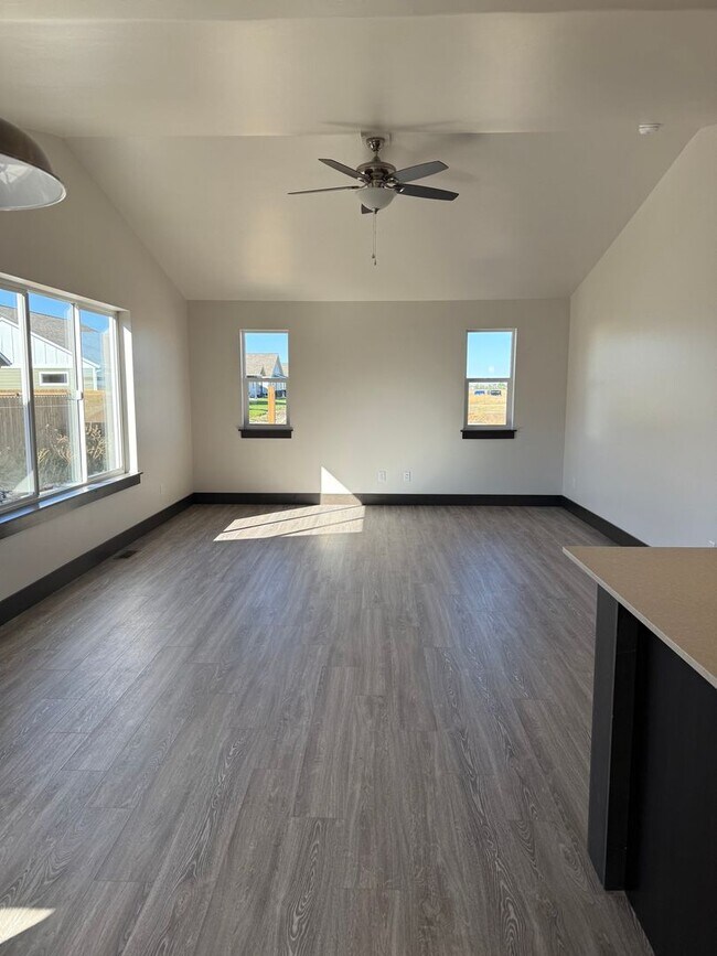 Foto del edificio - Brand New 3 Bed 2 Bath with double attache...