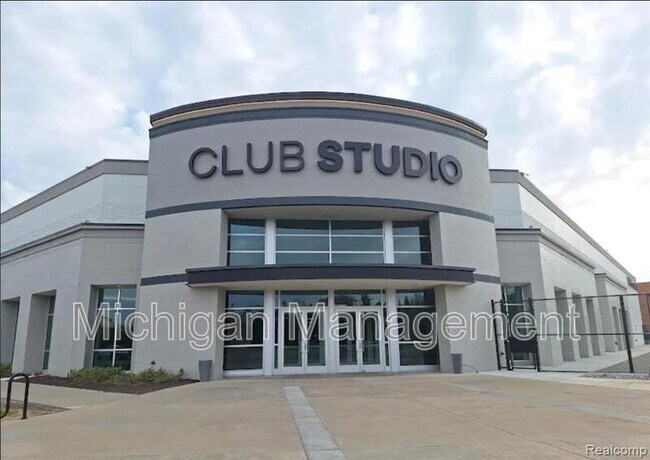 Foto del edificio - 2721 E Maple Rd