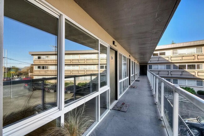 Foto del edificio - Location, Location, Location! - Modern one bedroom near Alki Point Lighthouse