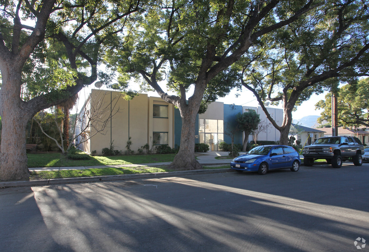 Primary Photo - 1020 W Angeleno Ave