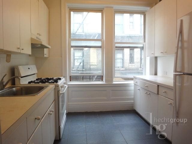 Building Photo - 204 W 98th St