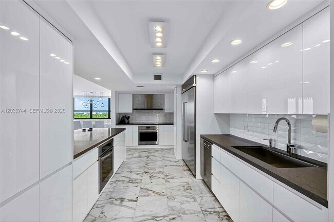 Foto del edificio - 2 Grove Isle Dr