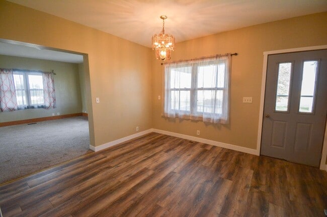 Building Photo - Spacious 4-Bedroom Country Home — All Util...