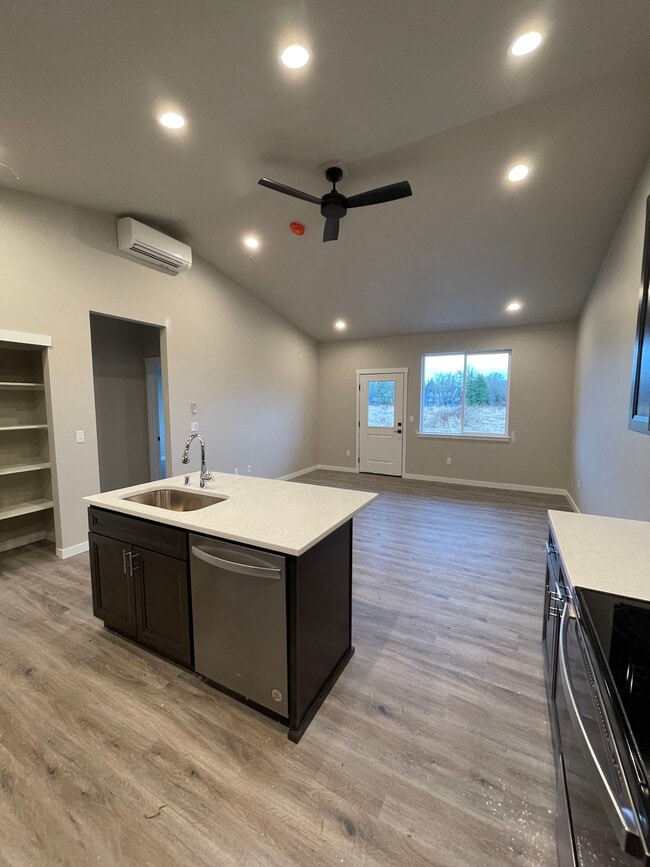 Foto del edificio - 5708 79th St W