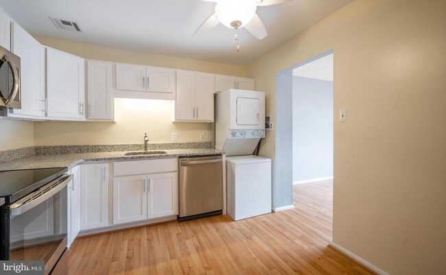 In-unit Washer Dryer - 6800 FLEETWOOD Rd