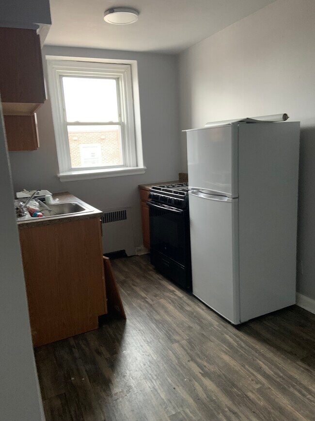 Kitchen - 2251 Longshore Ave