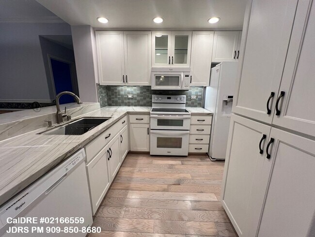 Foto del edificio - Price Lowered! Irvine 2 Bedroom Condo