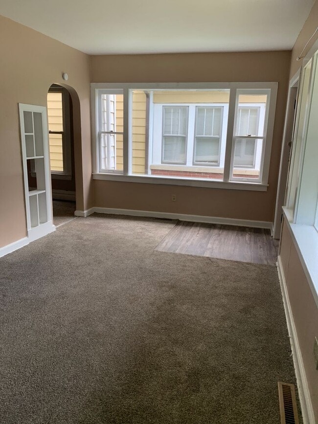 Building Photo - 4 bedroom, 2 bath home with detached garage