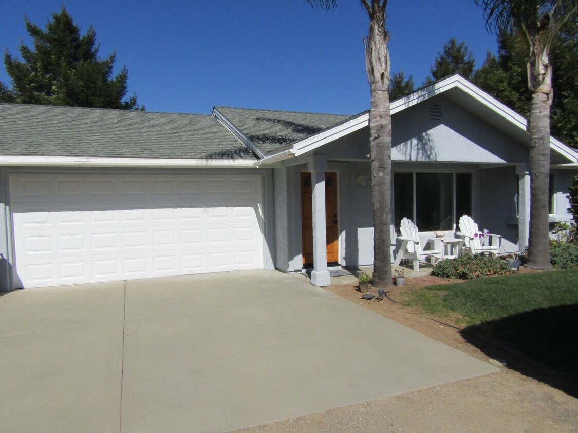 Foto principal - Immaculate Single Level Home on a Generous...