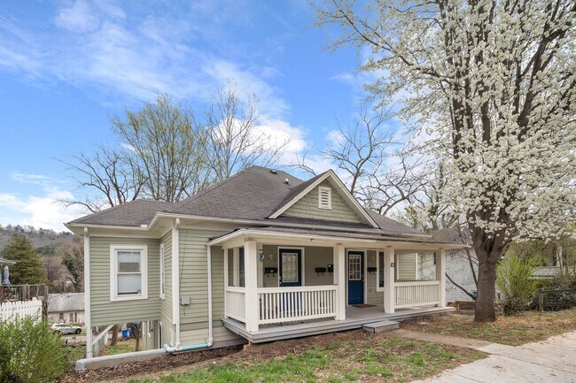 Foto del edificio - Updated Asheville Apartment
