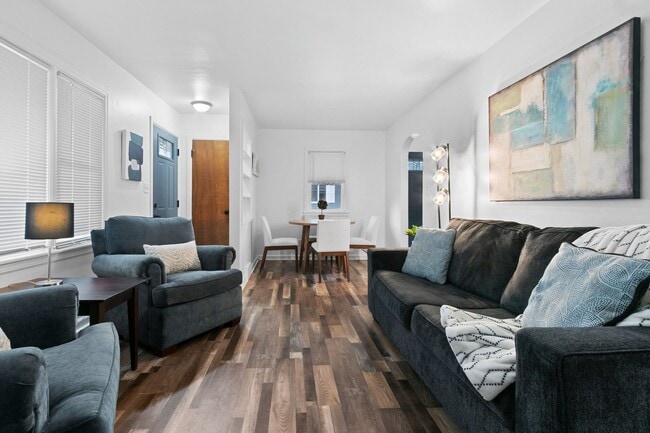 Building Photo - Flexible Furnished 2 BR 1 BA w/ garage and...