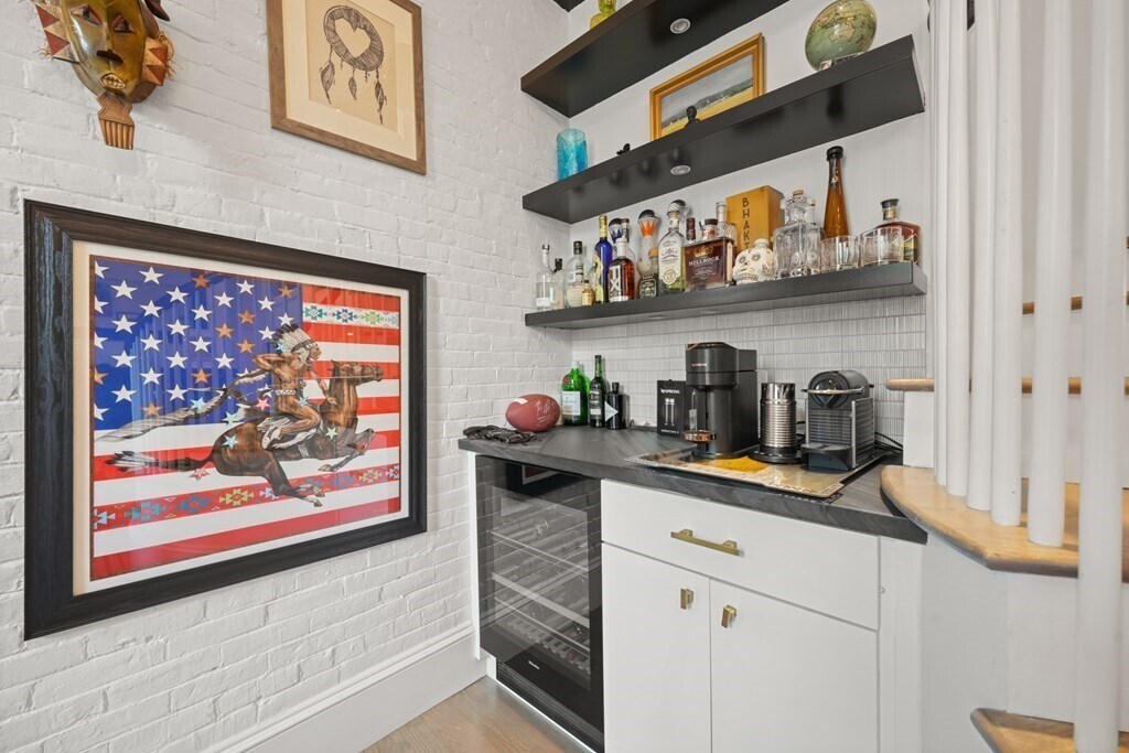 Primary Photo - 129 Beacon St