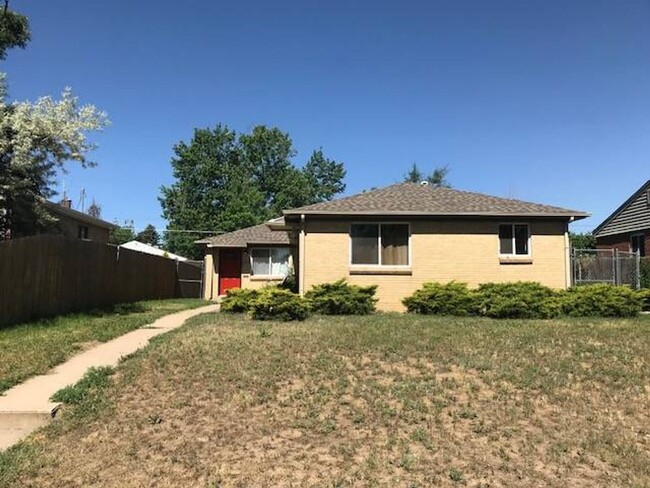 Building Photo - Updated 2 bed 1 bath duplex in Park Hill!
