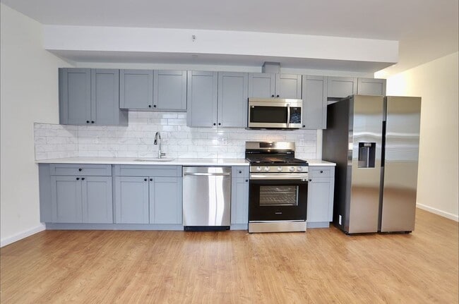 Building Photo - 143 Zabriskie St