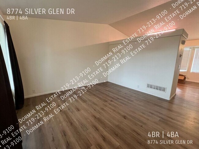 Foto del edificio - 8774 Silver Glen Dr