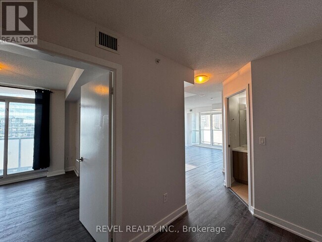 Photo du bâtiment - 5740-5740 Yonge St