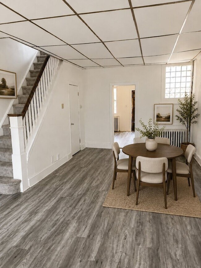Foto del edificio - Bright 2BR Port Richmond Row Home with Large Living Space & Basement Storage