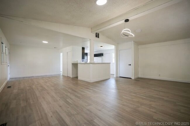 Building Photo - 420 Meadowbrook Ln