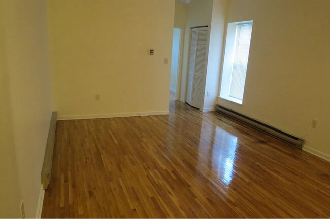 Building Photo - 533 Monroe St