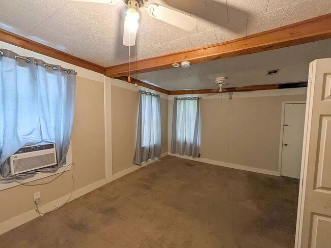 Building Photo - 824 Llano St