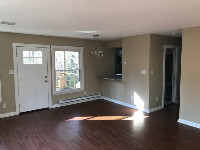 Área de comedor - 217 Morehead St