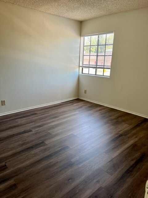 Foto del edificio - 9511 Darby Ave