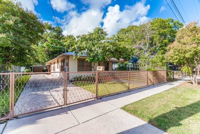 Foto del edificio - UPDATED 2-BEDROOM IN FIVE POINTS