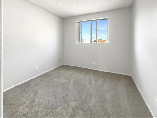 Building Photo - 5989 Chaumont Dr