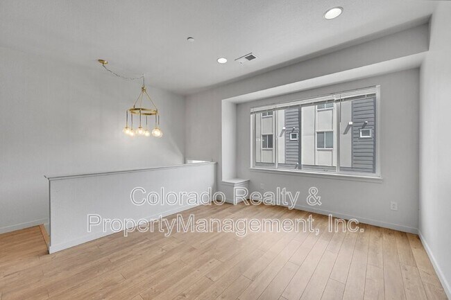 Building Photo - 2249 Glenarm Pl