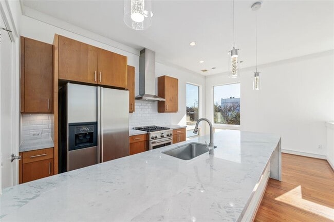 Building Photo - 821A W 25th St