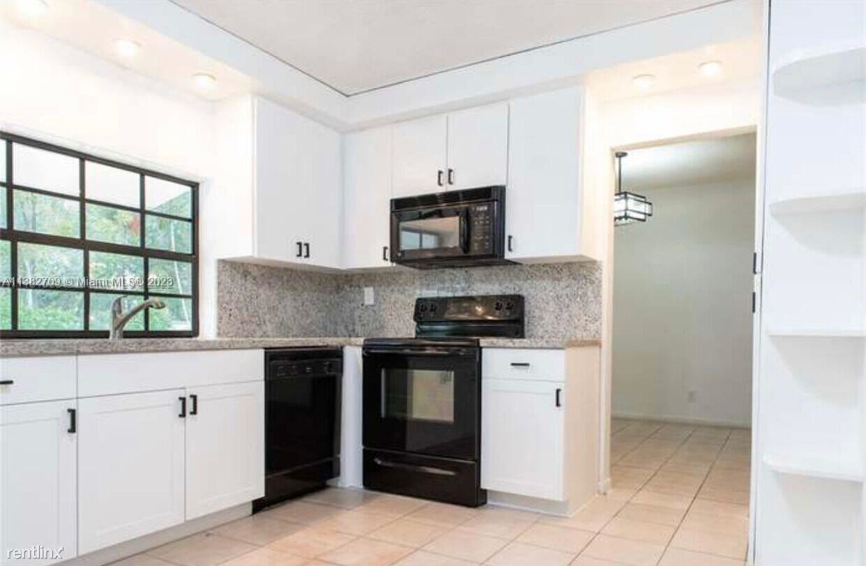 Primary Photo - 3 br, 2 bath House - 8011 SW 196th Ter # 8011