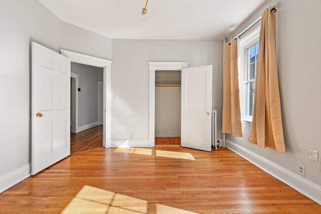 Foto del edificio - Queen room in 3-bed/1.0-bath Home