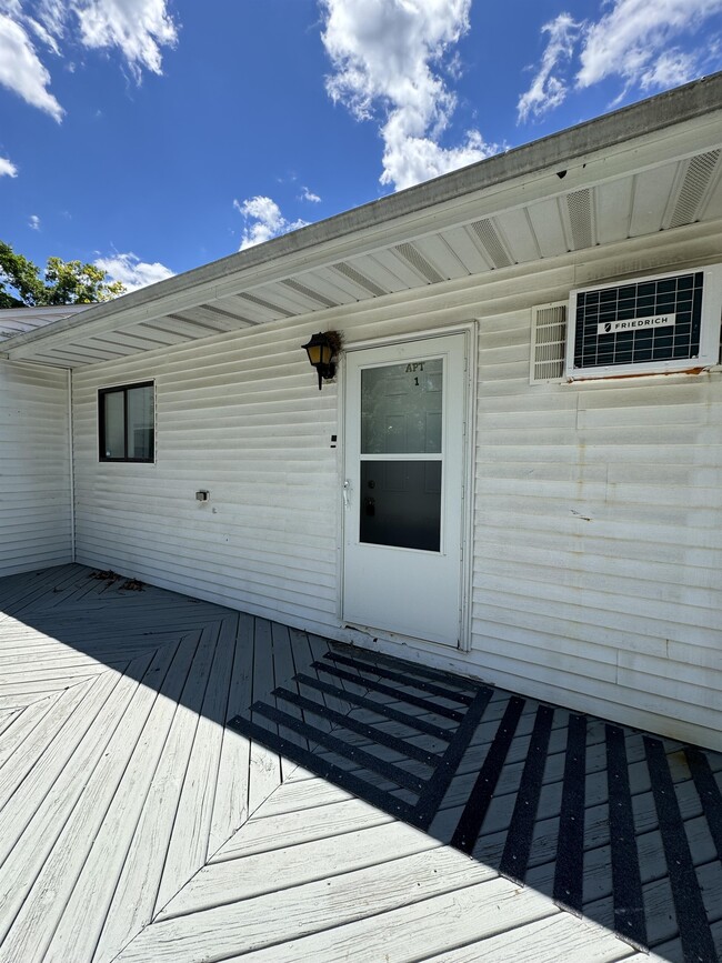 Building Photo - 1468 Rock Cliff Dr