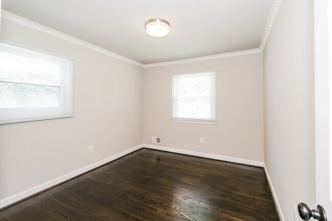 Foto del edificio - Spacious Single Family Home with backyard ...