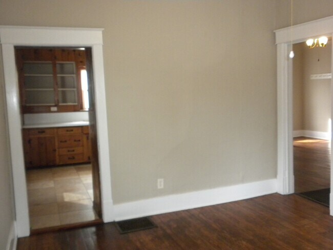 Building Photo - 3 Bedroom House-Downtown