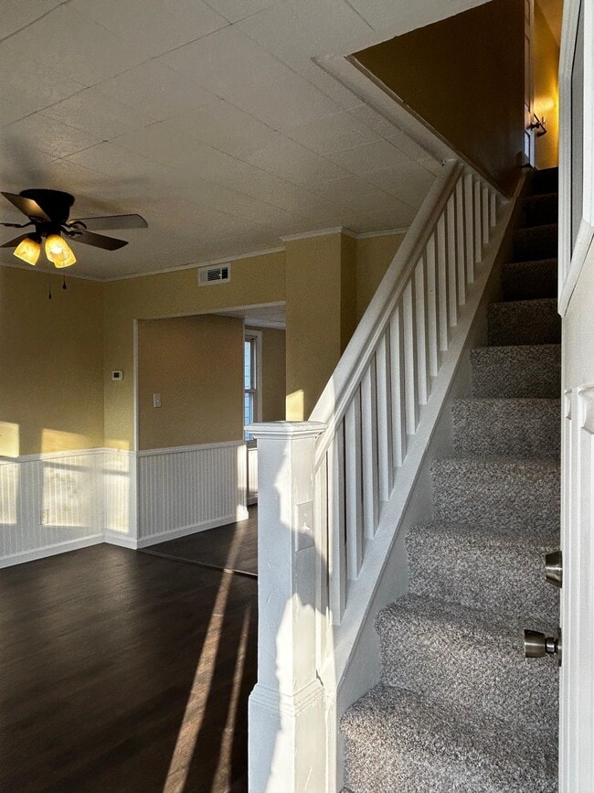 Building Photo - 444 Main St