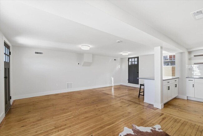 Foto del edificio - 305 W Broadway