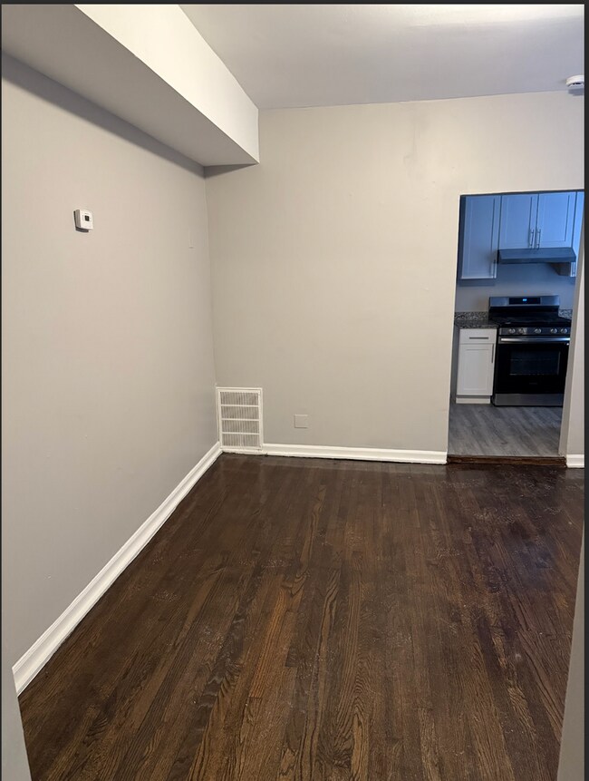 Foto del edificio - 1607 N LeClaire Ave