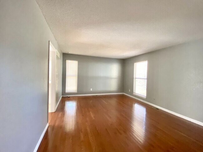 Building Photo - Adorable 2 Bedroom, 2 Bathroom Duplex in S...