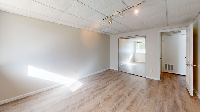 Foto del edificio - 1 Bedroom Condo with Laundry and Off-Street Parking